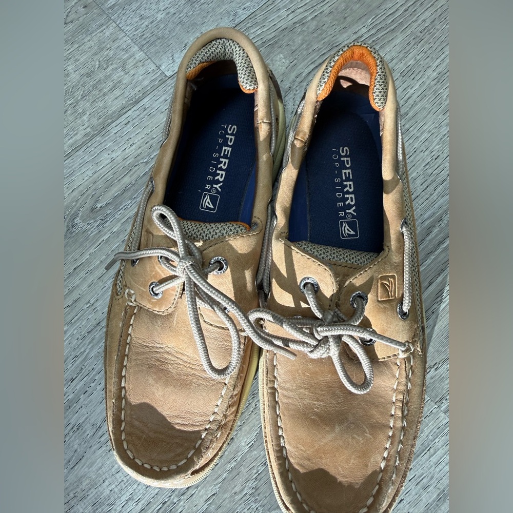 Sperry Men’s Tan Leather Boat Shoes with Contrast Laces - Picture 3 of 7